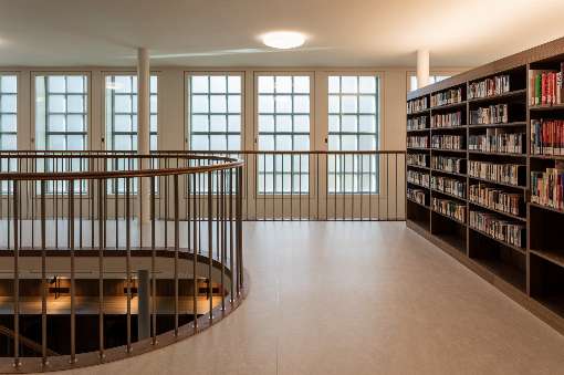 Die furnierten Bücherregale der Luzerner Zentral- und Hochschulbibliothek sind robust, ökologisch und zeitlos. Foto: Roser AG